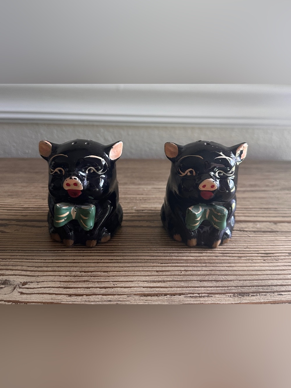 Vintage Black Ceramic Pig Salt & Pepper Shakers with Green Bows - Picture 1 of 6
